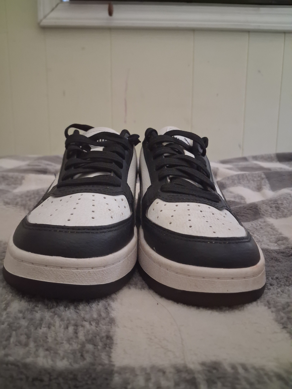 Puma Men’s Black and White Low Top Sneakers - Picture 4 of 6